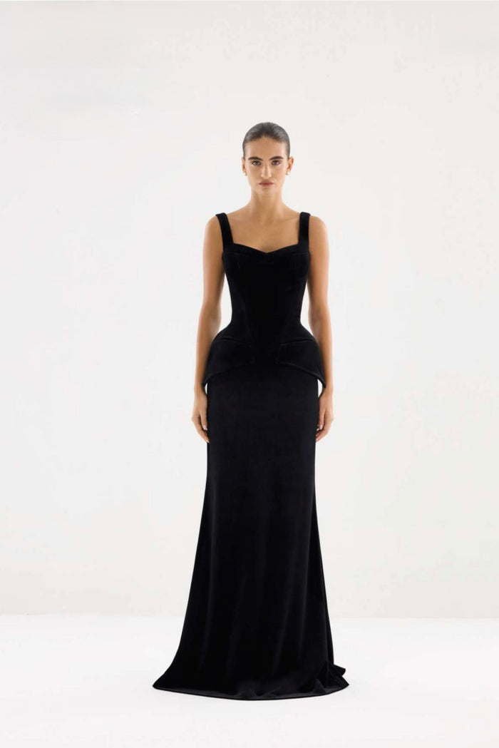 Black maxi skirt with sculpted hips